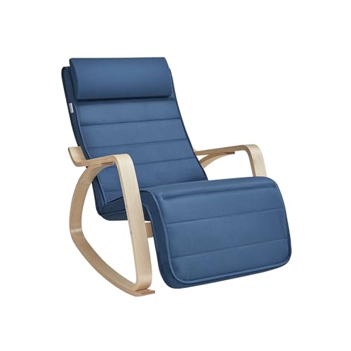 SONGMICS Fauteuil à Bascule, avec Accoudoirs en Bois, Repose-Pieds Réglable en 5 Positions, 121,5 x 67 x 84 cm, Bleu Minuit et Couleur Boisée